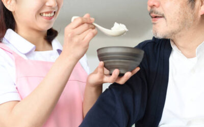 Est-ce qu’une aide aux repas à domicile à Lyon 6 inclut la préparation complète des repas ?